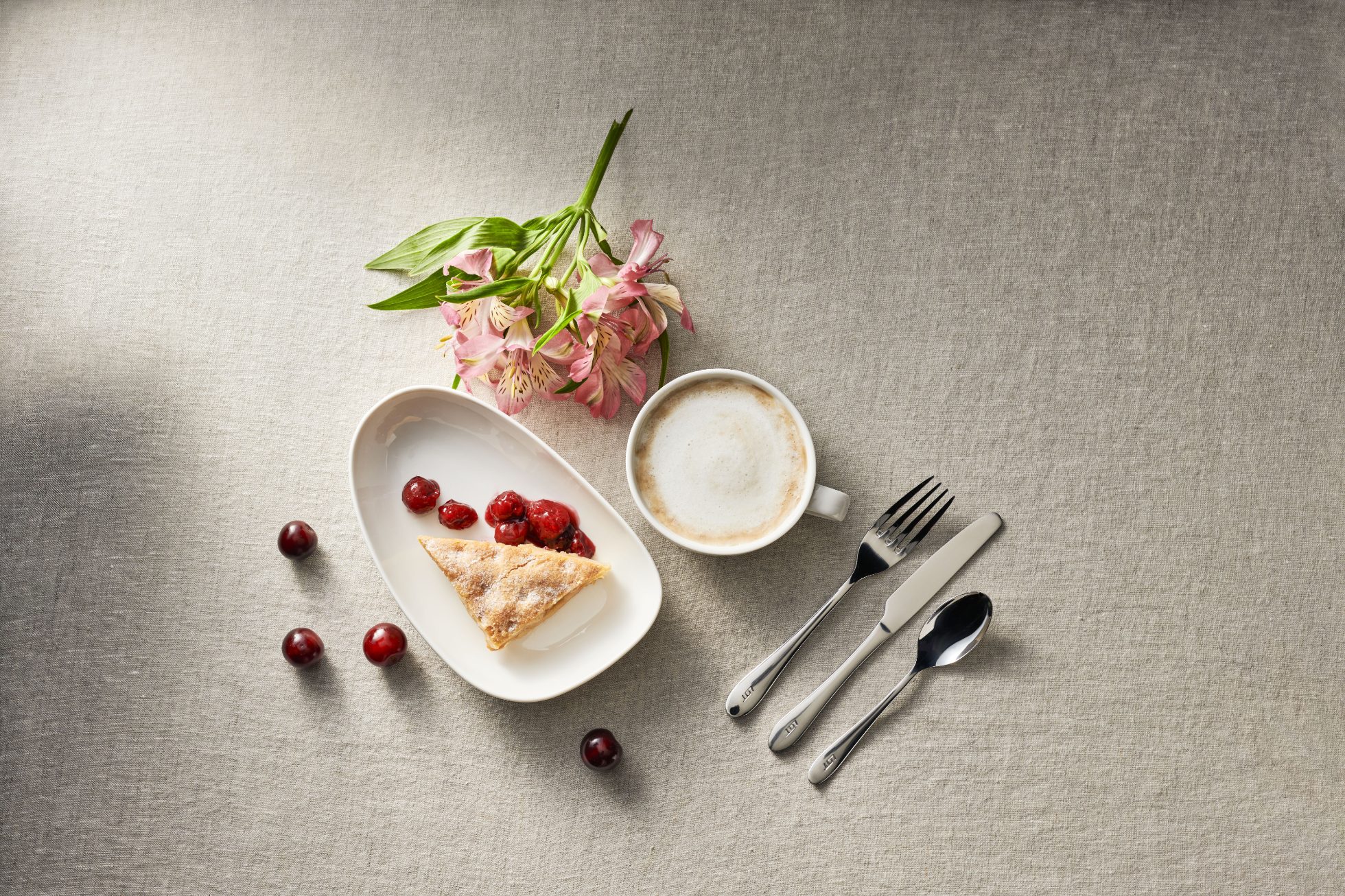 Ein auf einem Flugzeug serviertes Essen ist auf dem Bild zu sehen.